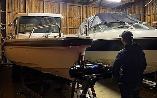 Bater i torr innendors lagring i uisolert hall hos Promaritim