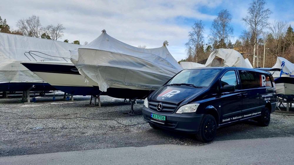 Bat dekket med krympeplast utendors, med Promaritims servicebil ved siden av